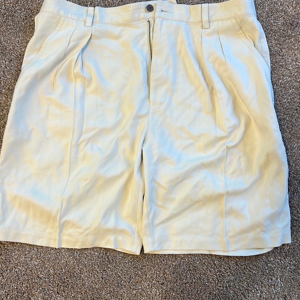Tommy Bahama relax fit light shorts. Size 36.